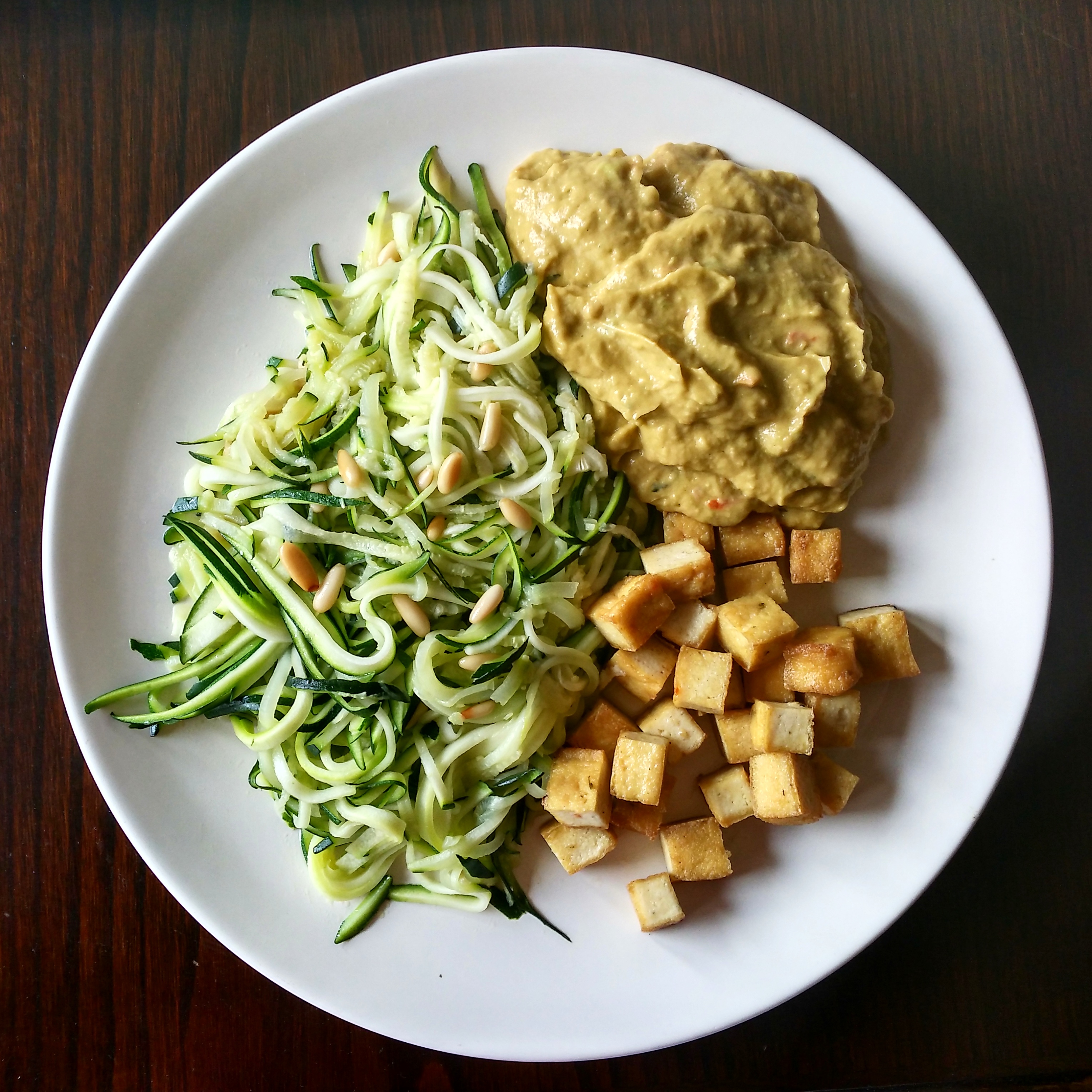 Espaguetis de calabacín, tofu a la plancha y guacamole