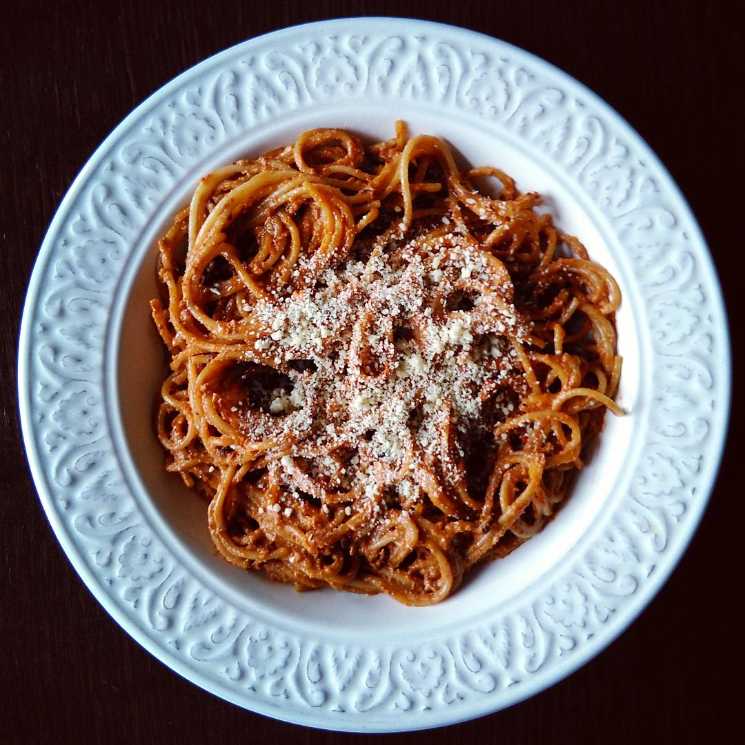 Espaguetis integrales con pesto rojo