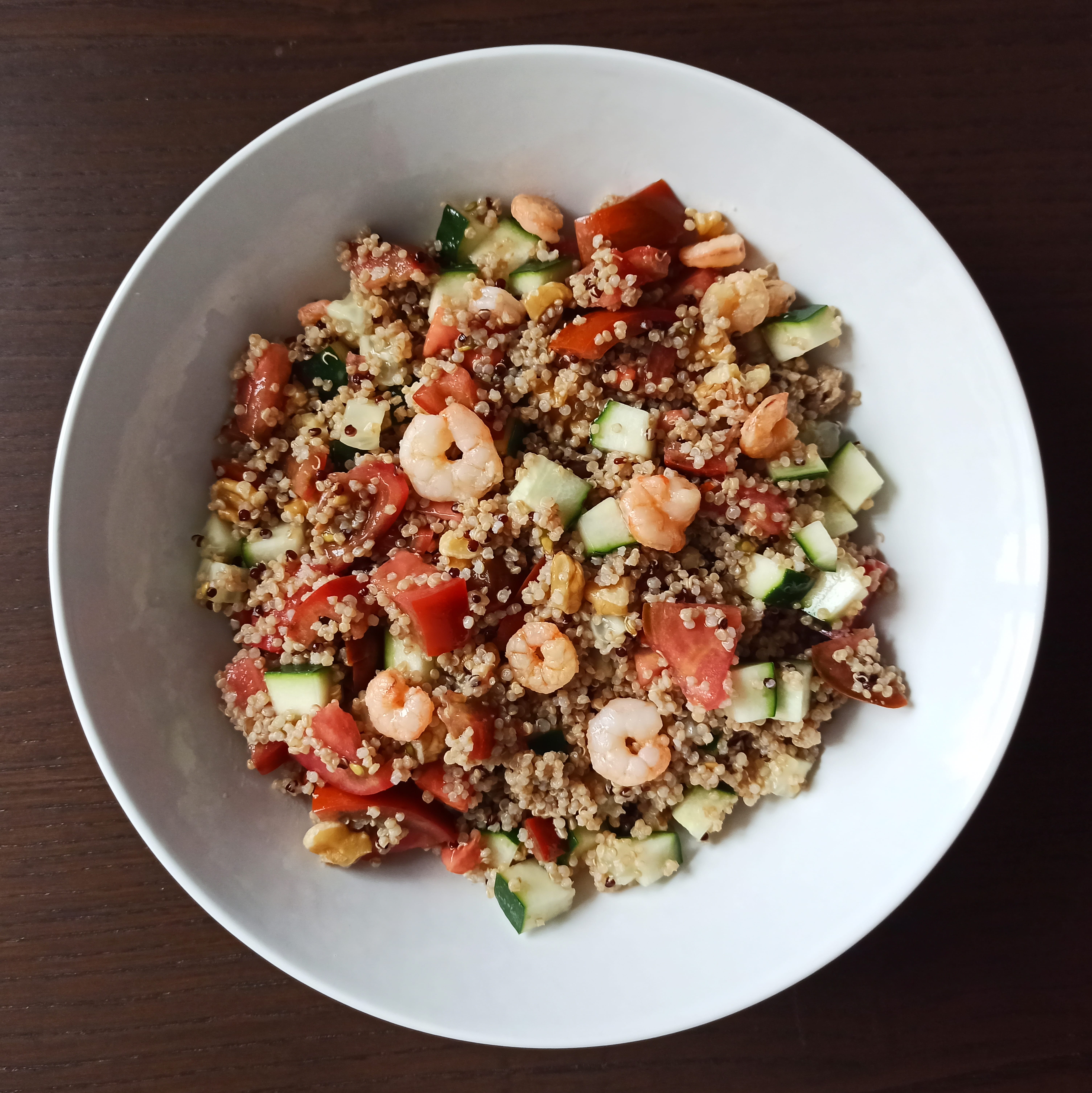 Ensalada templada de quinoa, gambas, pepino, tomate y nueces